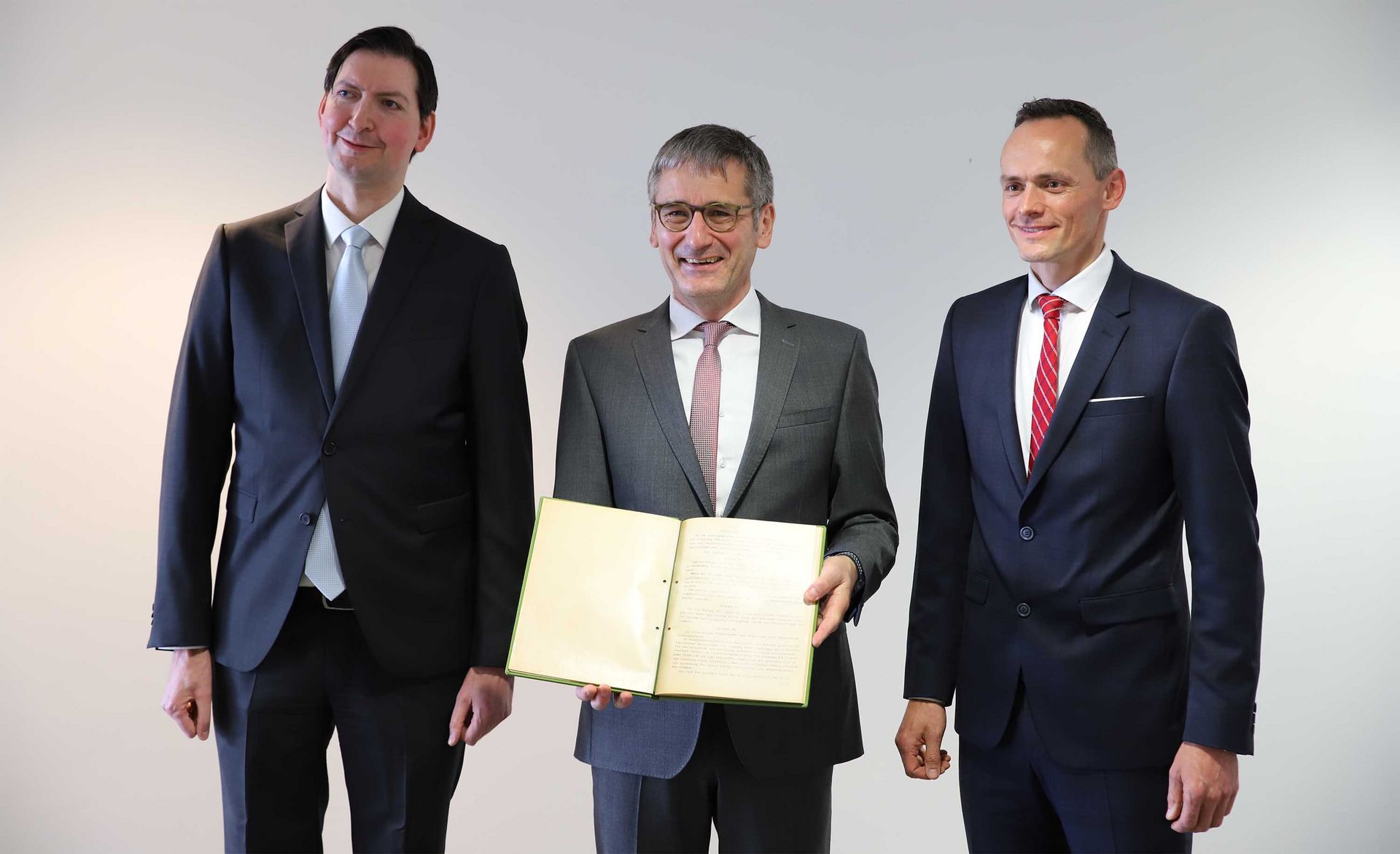 The official picture for the handing over of the facsimile from Ziereis Facsimiles to Hendrik Hering, the President of the Parliament of Rhineland-Palatinate