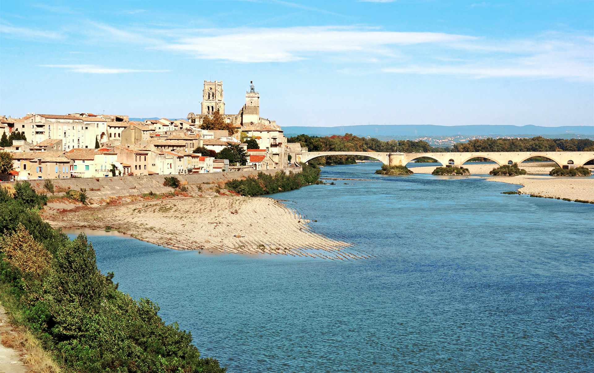 The southern French town of Pont-Saint-Esprit with its medieval stone bridge over the Rhone River. (Source: iStock.com/Max Labeille)