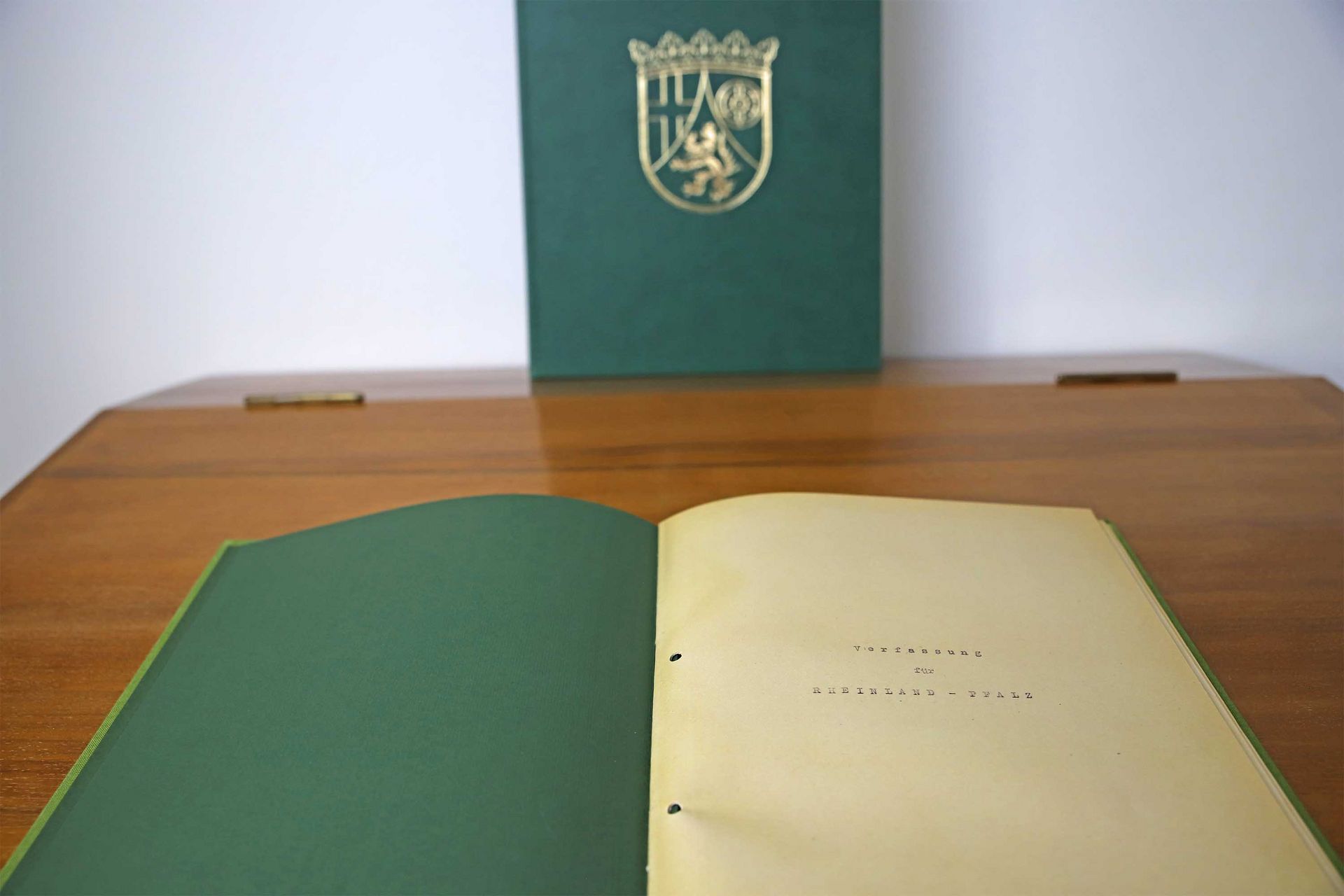 Thus, the facsimile is now on display in the Rhineland-Palatinate State Parliament in Mainz