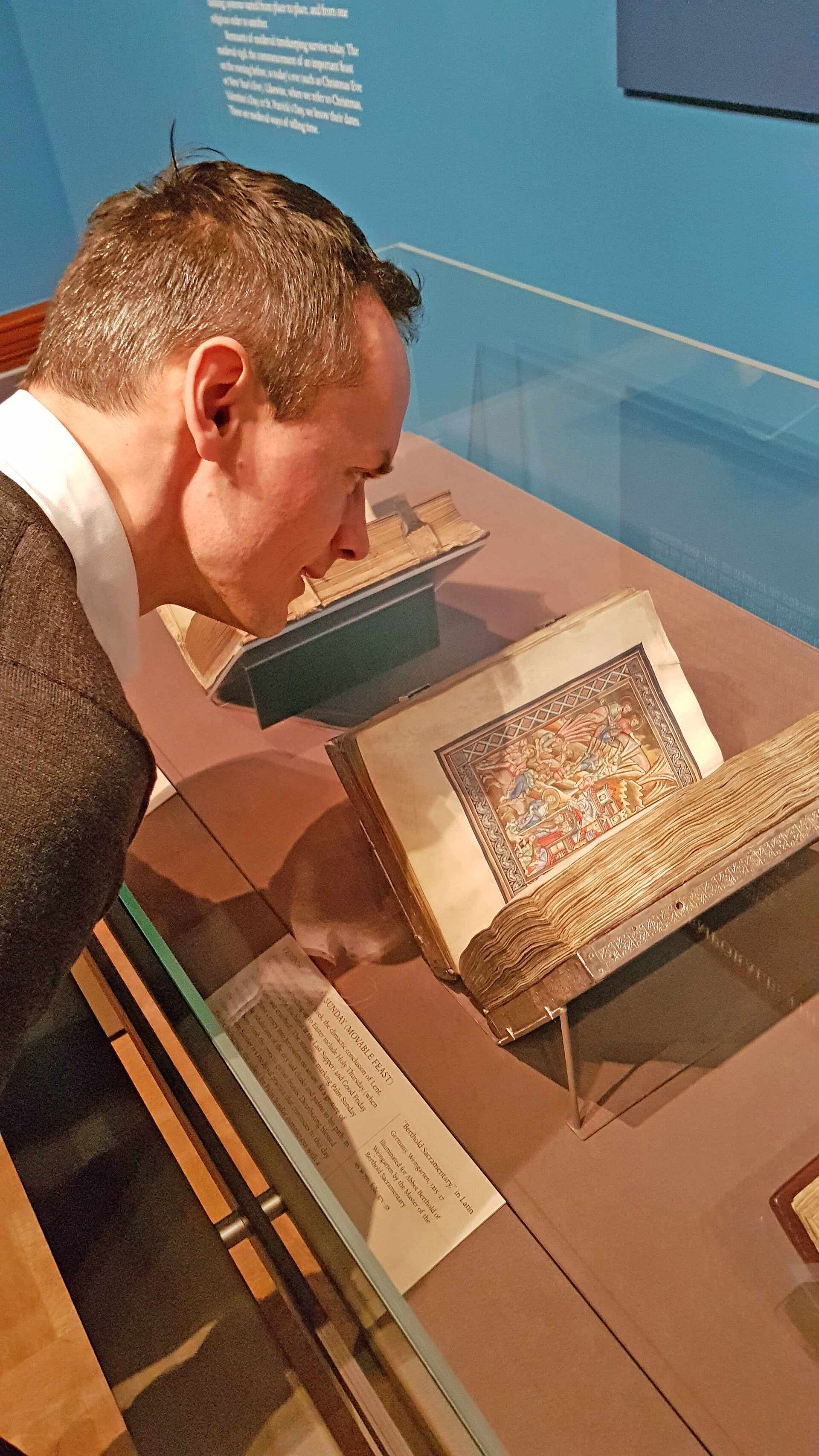 Georg Ziereis with a look at the magnificent Berthold Sacramentary, which was created in Weingarten during the 13th century