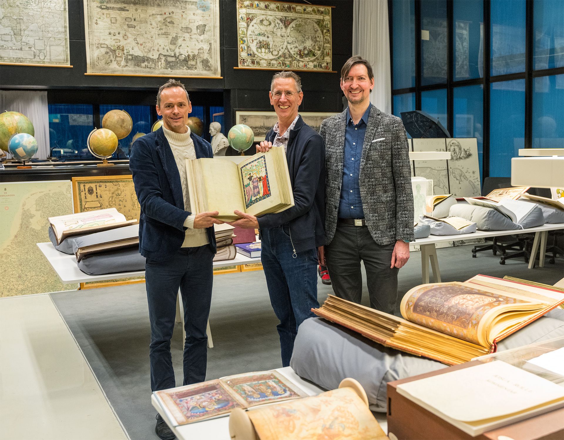 Georg Ziereis (left) and Christian Ziereis (right) hand over the facsimile of the Codex Manesse to Dr. Bart Jaski, Head of the Manuscript Department at Utrecht University Library Georg Ziereis (left) and Christian Ziereis (right) hand over the facsimile of the Codex Manesse to Dr. Bart Jaski, Head of the Manuscript Department at Utrecht University Library