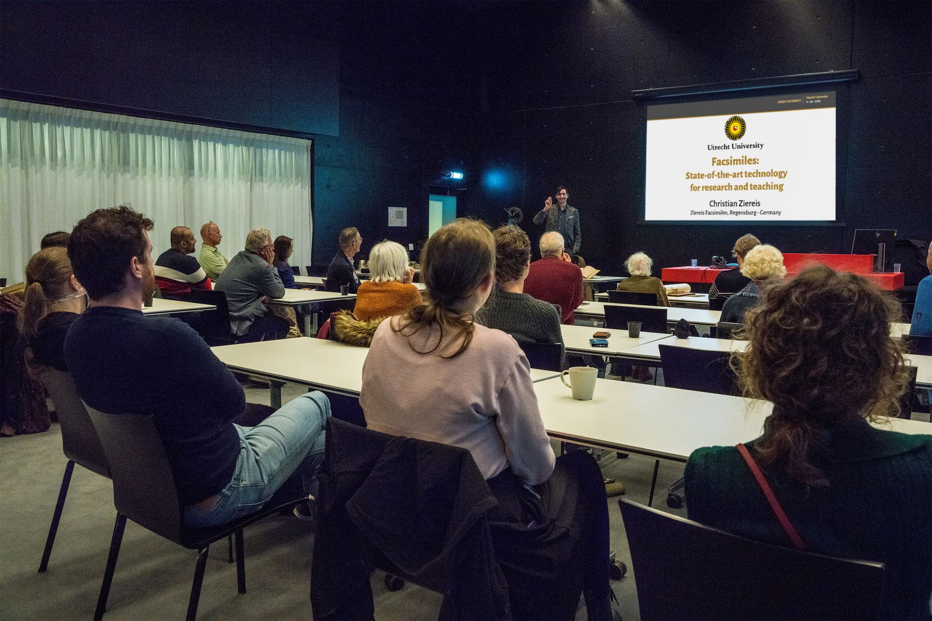 Christian Ziereis gives the lecture "Facsimiles - State-of-the-art technology for research and teaching" at the Utrecht University (Netherlands) Christian Ziereis gives the lecture "Facsimiles - State-of-the-art technology for research and teaching" at the Utrecht University (Netherlands)