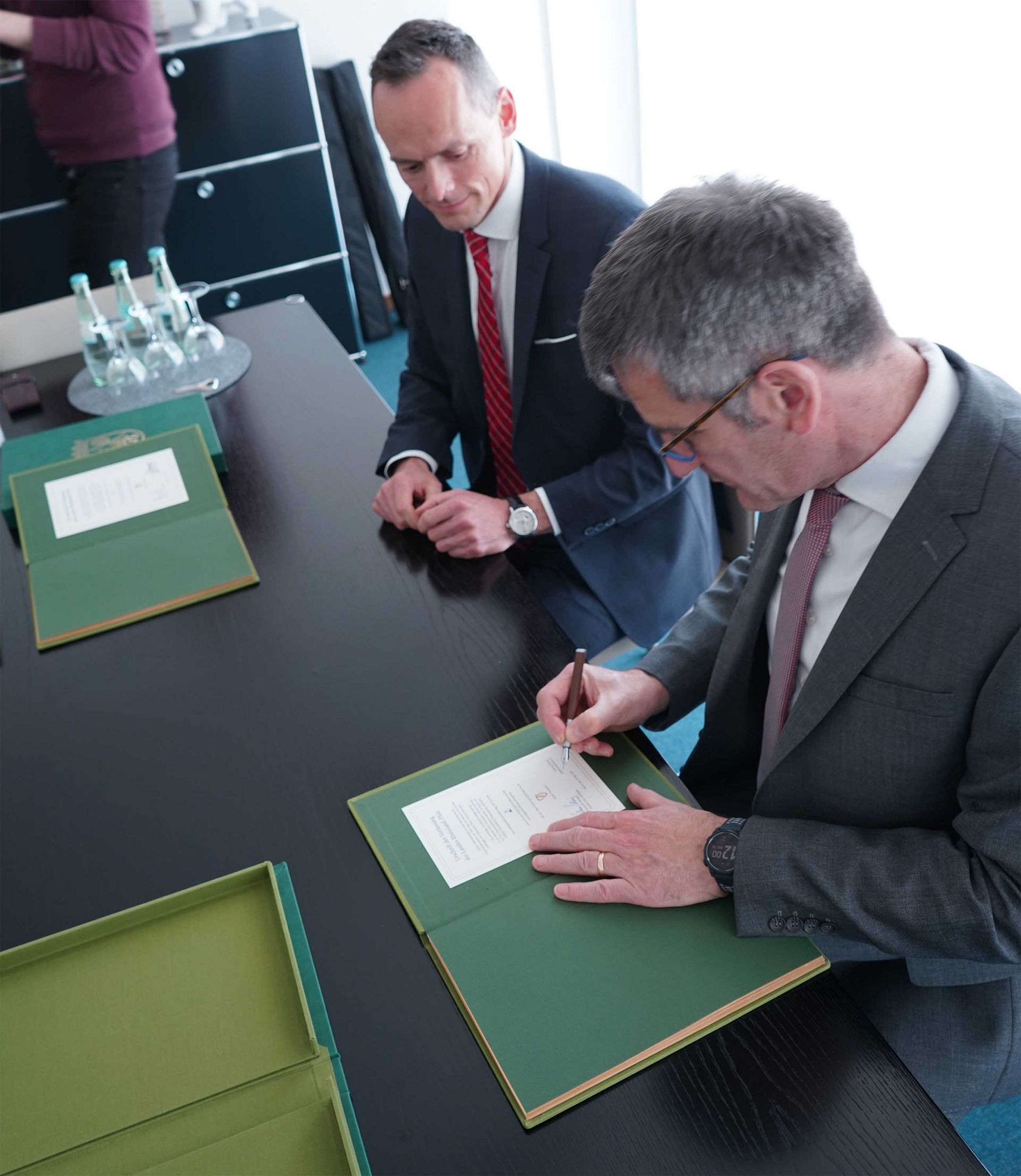 State Parliament President Hendrik Hering signs in the colophon