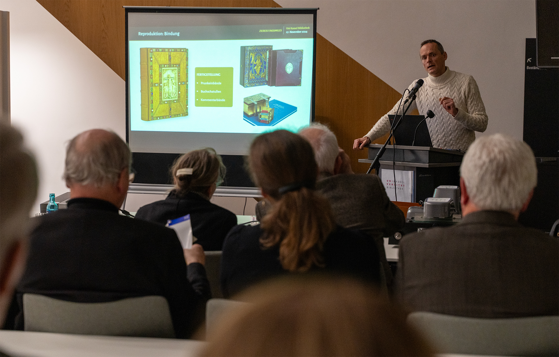 At the end of his lecture, Georg Ziereis emphasizes the importance of bookbinding and cover design At the end of his lecture, Georg Ziereis emphasizes the importance of bookbinding and cover design