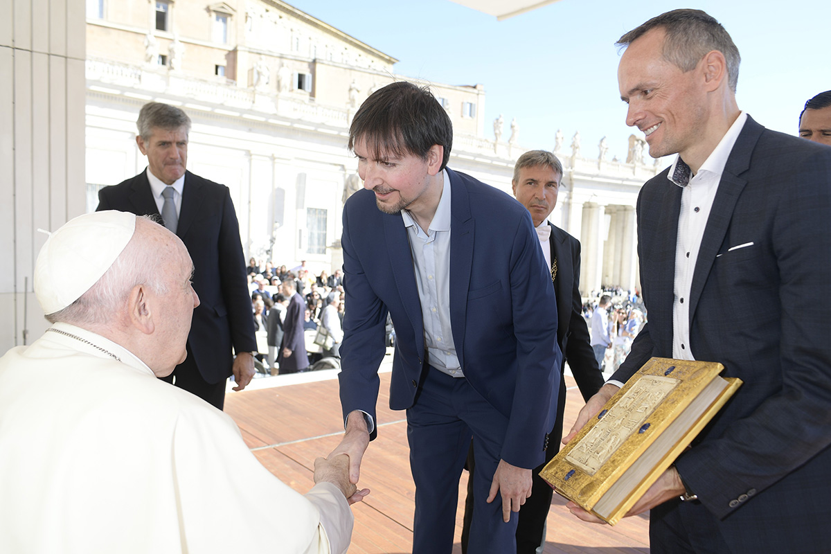 Christian Ziereis (m.) and Georg Ziereis (r.) personally present the first numbered copy of the limited edition facsimile of the Gero Codex to Pope Francis. Photo (c) Vatican Media