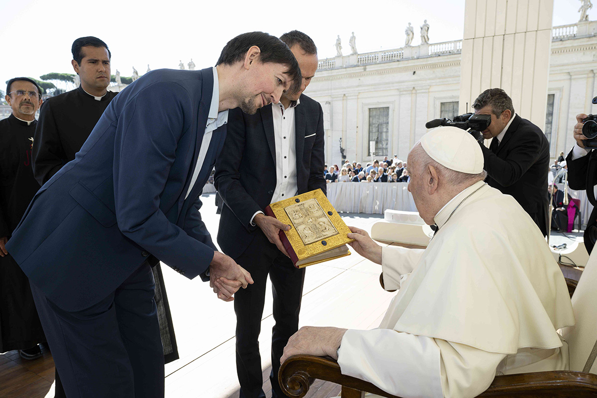 The Holy Father would like to take a look at the magnificent codex. Photo (c) Vatican Media