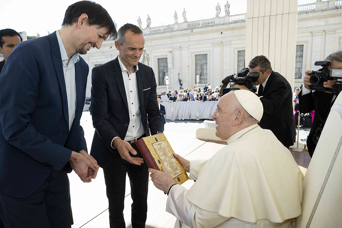 The Pope is extremely pleased to receive the facsimile of the Gero Codex from our hands. Photo (c) Vatican Media