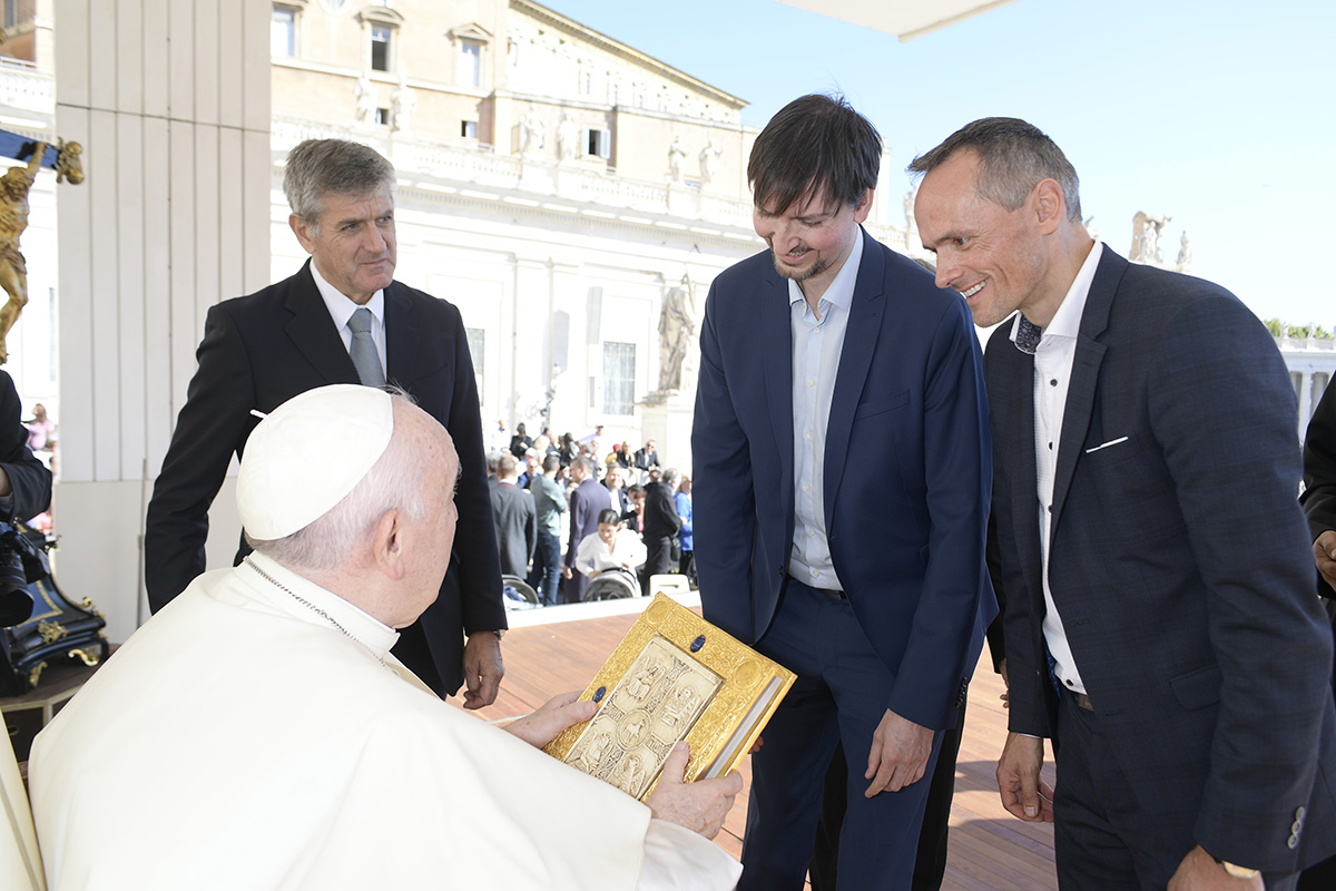 The Holy Father expresses his sincere gratitude for this "Preziose". Photo (c) Vatican Media