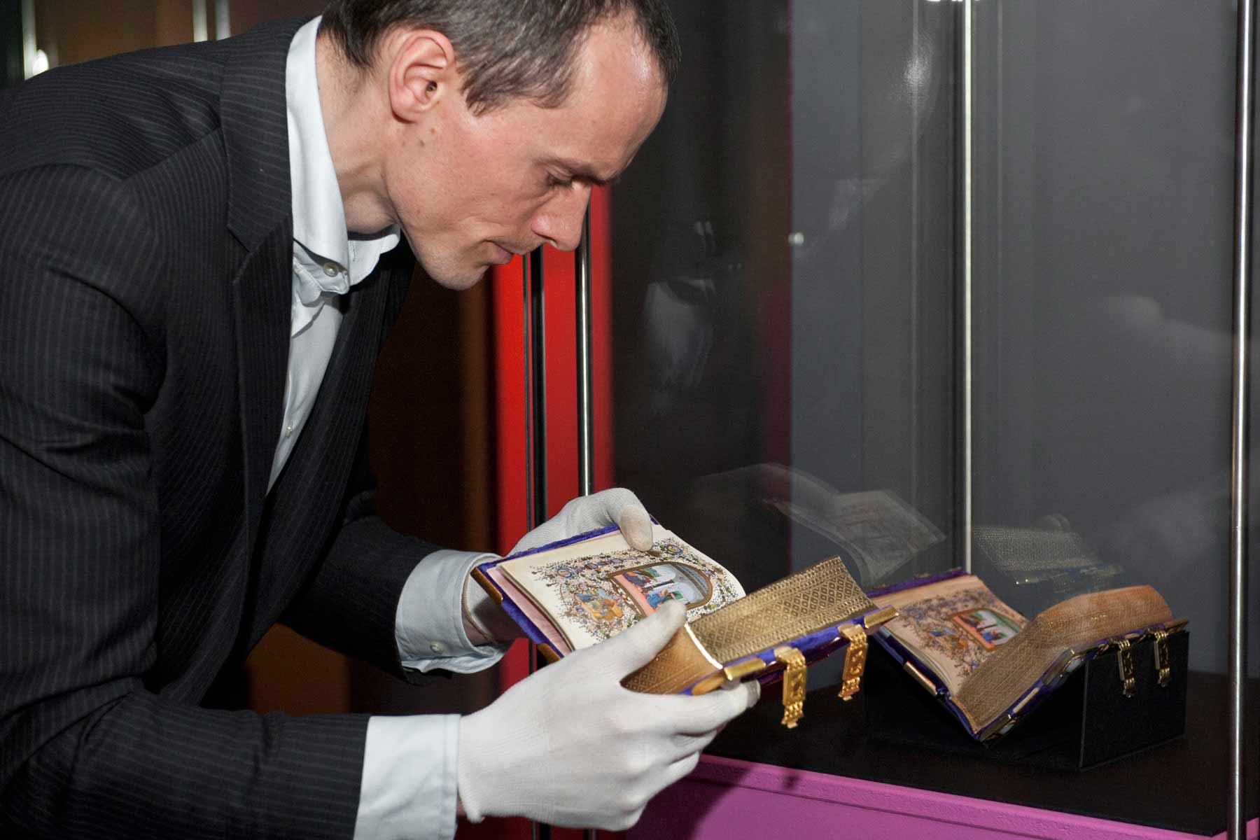 Georg Ziereis compares the original Florentine Book of Hours of Lorenzo de' Medici with the facsimile